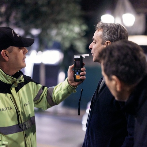 Ο Κυριάκος Μητσοτάκης βρέθηκε σε μπλόκο της Τροχαίας και έκανε αλκοτέστ