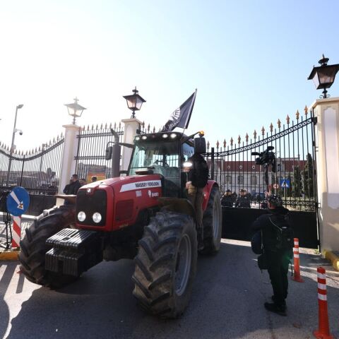 Τρακτέρ αποκλείει την είσοδο του Λιμανιού Θεσσαλονίκης