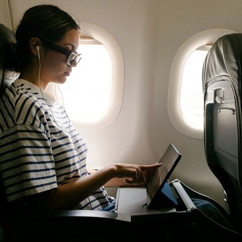 Πώς να κάνεις το αεροπορικό ταξίδι λιγότερο άβολο για τη μέση σου