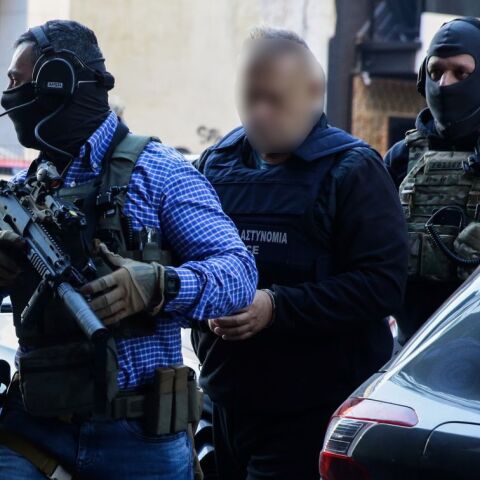 Αστυνομικοί προσαγάγουν κατηγορούμενο στα δικαστήρια Πειραιά