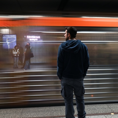 Επιβάτης σε αποβάθρα σταθμού του Μετρό