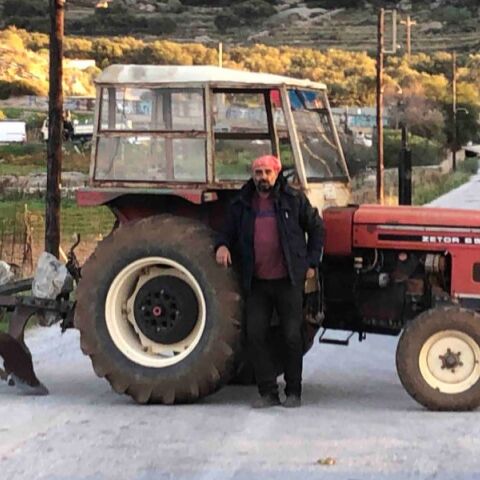 Αμοργός: Αγρότης με τρακτέρ έστησε μπλόκο μόνος του και έκλεισε τον δρόμο 