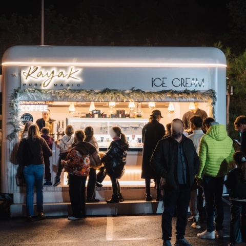 blured_faces_20251207-tgr-astirmarina-christmasmarket-0909