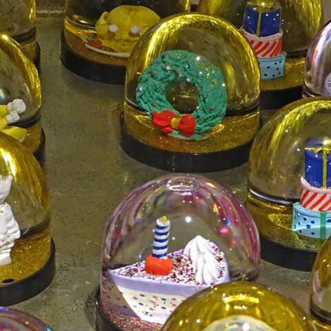Οι γυάλινες χριστουγεννιάτικες μπάλες που ξεχωρίσαμε στην αγορά