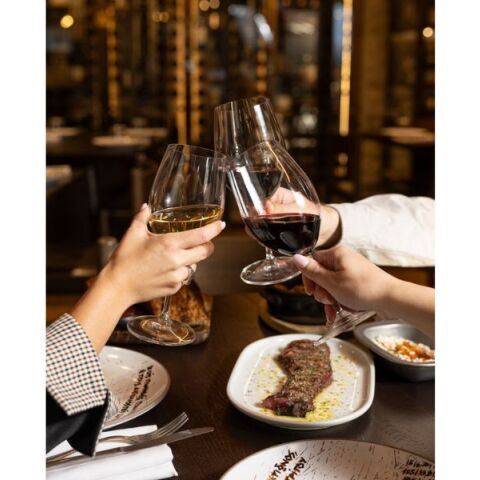  OX Athens: Ιδανικός προορισμός για καλό κρέας και κρασί στα γιορτινά τραπέζια της πόλης 