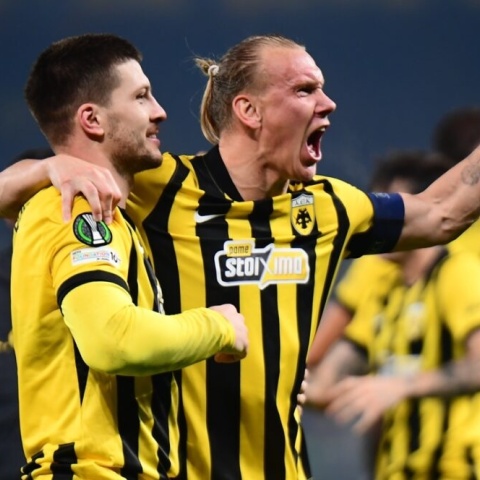 «Έρχονται Χριστούγεννα πρόεδρε»: Πάρτι στα αποδυτήρια της ΑΕΚ και πριμ-μαμούθ