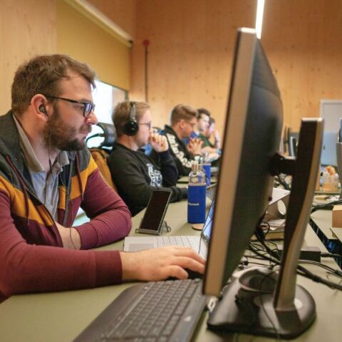 Από τα memes στην πολιτική πράξη: Ψηφιακή απήχηση, δημοσκοπική νομιμοποίηση και τα όρια της ευρωπαϊκής ενοποίησης