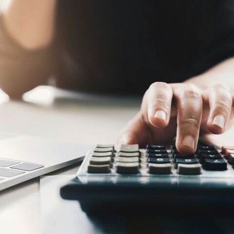 Αυξήσεις σε συντάξεις και μισθούς, μειώσεις φόρων, χαμηλότερος ΕΝΦΙΑ και νέα επιδόματα διαμορφώνουν τον χάρτη ενισχύσεων για το 2026.