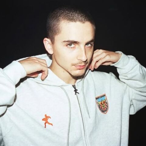 Ο Τιμοτέ Σαλαμέ εμφανίστηκε δίπλα στον EsDeeKid σε νέο βίντεο, διαψεύδοντας τις θεωρίες που τον ήθελαν να ακολουθεί κρυφή καριέρα ως ράπερ.