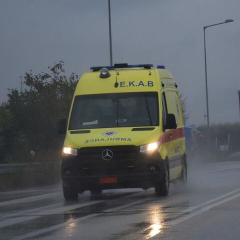 Τροχαίο στα Χανιά: Οδηγός εντοπίστηκε χωρίς τις αισθήσεις του σε στενό πέρασμα στην Αγία Μαρίνα και απεγκλωβίστηκε από την Πυροσβεστική - Έρευνα για τα αίτια.