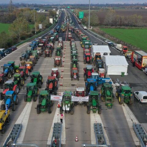 Οι αγρότες επιμένουν στα μπλόκα σε όλη τη χώρα - Ανοίγουν διόδια και λωρίδες για τις γιορτές και προετοιμάζουν νέα βήματα κινητοποιήσεων.