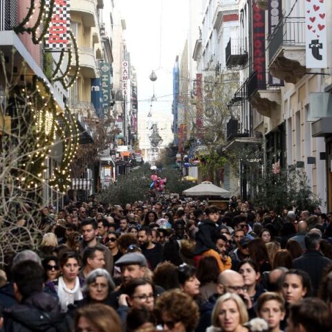 Ανοιχτά καταστήματα και σούπερ μάρκετ σήμερα στο πλαίσιο του εορταστικού ωραρίου - Αναλυτικά οι ώρες λειτουργίας για τις χριστουγεννιάτικες αγορές.