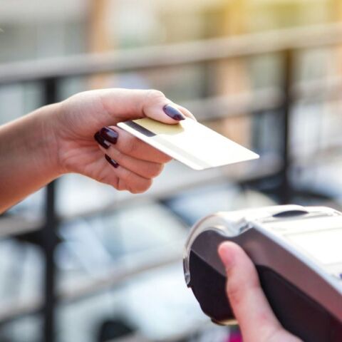 Το 2025 οι ψηφιακοί έλεγχοι μέσω POS, IRIS και myDATA αποκάλυψαν αδήλωτα έσοδα και περιόρισαν θεαματικά τη φοροδιαφυγή και το «κενό ΦΠΑ».