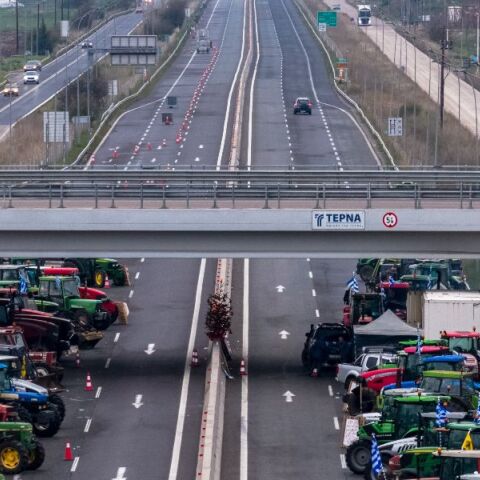 Πού υπάρχουν τώρα αγροτικά μπλόκα - Οι εναλλακτικές διαδρομές για τους εκδρομείς