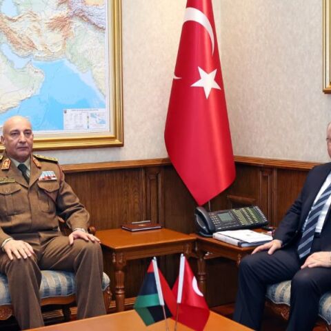 O αρχηγός του γενικού επιτελείου του στρατού της Λιβύης στα αριστερά