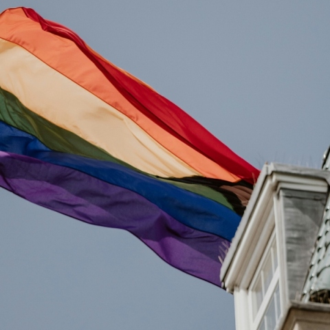 Οι επιχειρήσεις μειώνουν τη στήριξή τους προς τις εκδηλώσεις με Pride χαρακτήρα 