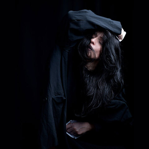 Ρωγμές, μια σόλο τελετουργία της Χριστίνας Κυριαζίδη