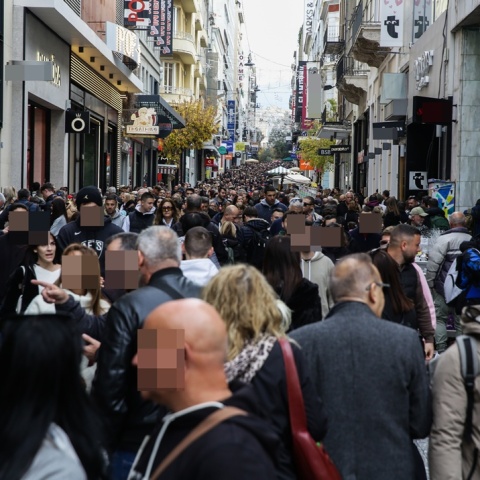 Κόσμος στην Ερμού