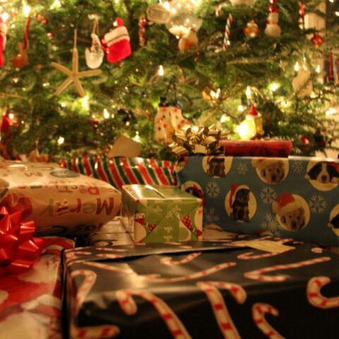 Χριστουγεννιάτικα δώρα κάτω από το δέντρο