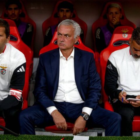 Αδιόρθωτος Μουρίνιο σε δημοσιογράφο: «Είσαι τιμωρία, δεν απαντάω στην ερώτηση σου…»