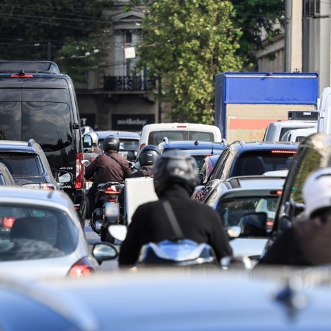 Αυτοκίνητα και μηχανάκια σε δρόμο της Αθήνας