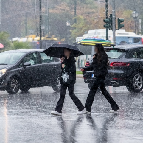 Παιδιά που λένε τα κάλαντα εν μέσω βροχής
