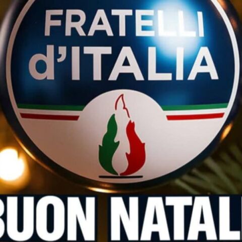 Χριστουγεννιάτικη μπάλα με το σήμα του κόμματος της Μελόνι