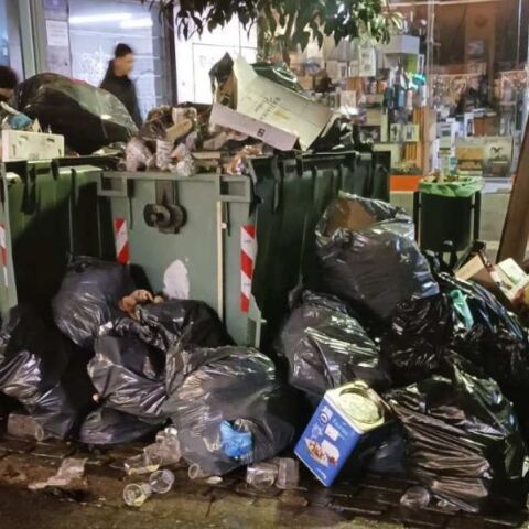 Θεσσαλονίκη: Οι δρόμοι γέμισαν σκουπίδια μετά τη γιορτή για την παραμονή των Χριστουγέννων