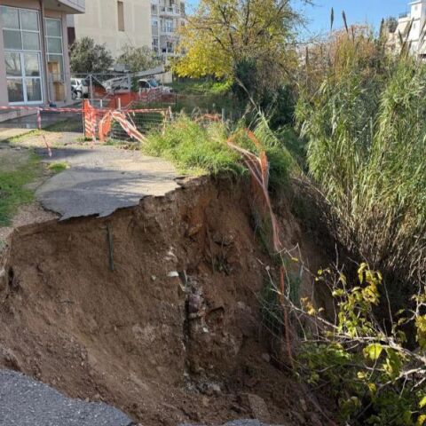 Άγιος Δημήτριος: Σε κατάσταση έκτακτης ανάγκης o Δήμος - Καθίζηση 10 μέτρων στο ρέμα της Πικροδάφνης μετά τις βροχές