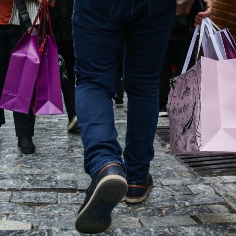 Εορταστικό ωράριο: Πώς θα λειτουργήσουν καταστήματα και σούπερ μάρκετ Σάββατο και Κυριακή