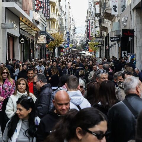 Ανοιχτά σήμερα και αύριο καταστήματα και σούπερ μάρεκτ - Το εορταστικό ωράριο ως την Πρωτοχρονιά