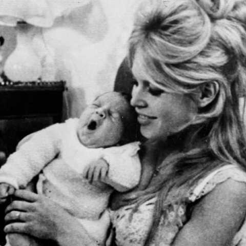 Η Μπριζίτ Μπαρντό το μακρινό 1960 και ενώ έχει στην αγκαλιά της τον νεογέννητο γιο της Νικολά - Ζακ