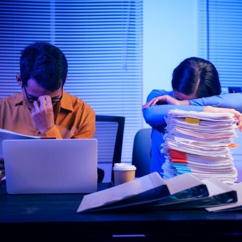 Εξουθενωμένοι υπάλληλοι γραφείου