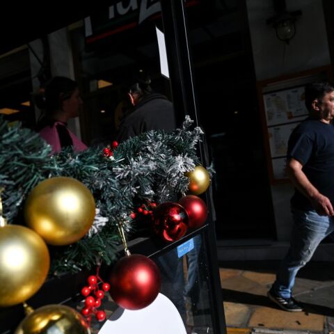 Ήλιος με δόντια στην στολισμένη οδό Ερμού