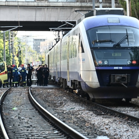 Συρμός τρένου και ασθενοφόρο σε σημείο ατυχήματος