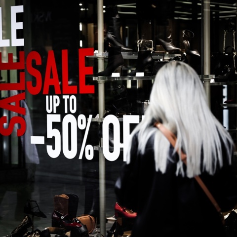 Βιτρίνα με ταμπέλες για χειμερινές εκπτώσεις 2026