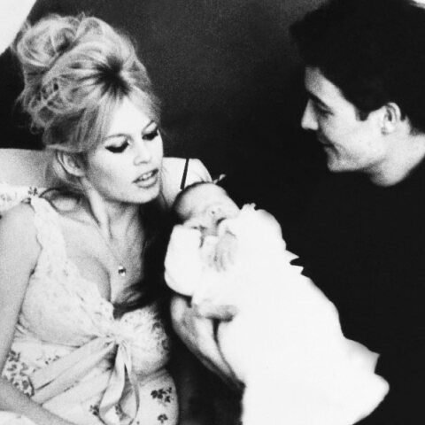 Η Μπαρντό με τον πατέρα του μόλις τριών ημερών Νικολά, Ζακ Σαριέ 