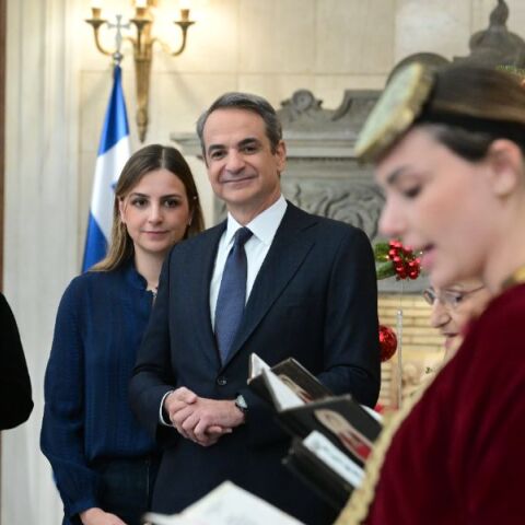 O Κυριάκος Μητσοτάκης και η κόρη του Σοφία, ακούν τα κάλαντα της πρωτοχρονιάς στο Μέγαρο Μαξίμου