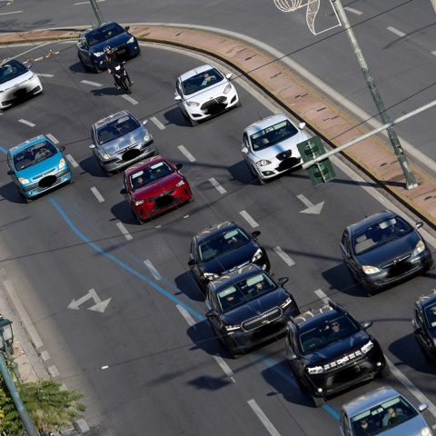 Αυτοκίνητο κινούνται σε δρόμο της Αθήνας