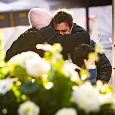 Άτομα που κλαίνε αγκαλιασμένα για την τραγωδία στο Κραν Μοντανά στην Ελβετία