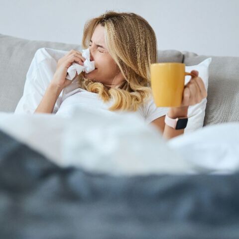 SOS από τον ΕΟΔΥ για τη γρίπη: Τα ύποπτα συμπτώματα - Υπερδιπλασιάστηκαν οι εισαγωγές ασθενών