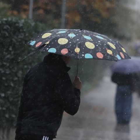 Άτομο με ομπρέλα εν μέσω βροχής