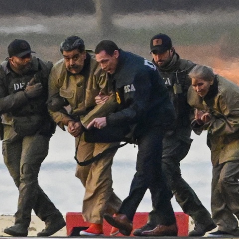 Ο Νικολάς Μαδούρο κατά τη μεταγωγή του στο δικαστήριο