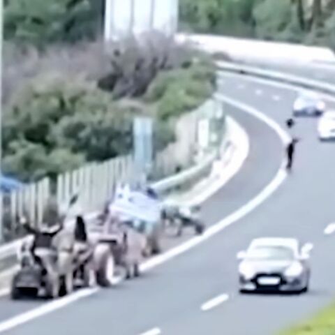 Αγρότες κλείνουν με τρακτέρ την εθνική οδό στη Νεμέα