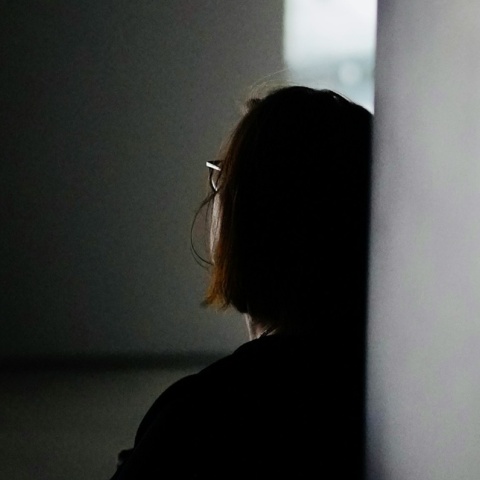 Γυναίκα με την πλάτη στον φακό