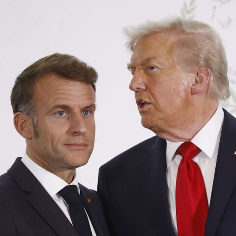 O Τραμπ εξευτέλισε δημόσια τον Μακρόν: «Σε ικετεύω, θα κάνω ό,τι θέλεις Ντόναλντ, μου έλεγε και κλαψούριζε»