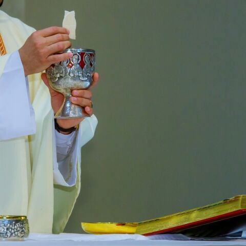 Καθολικός Ιερέας ετοιμάζει τη Θεία Κοινωνία