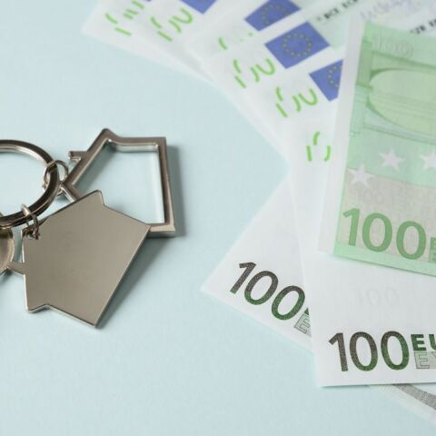 Δάνεια. Ένα ζευγάρι κλειδιά με χρήματα