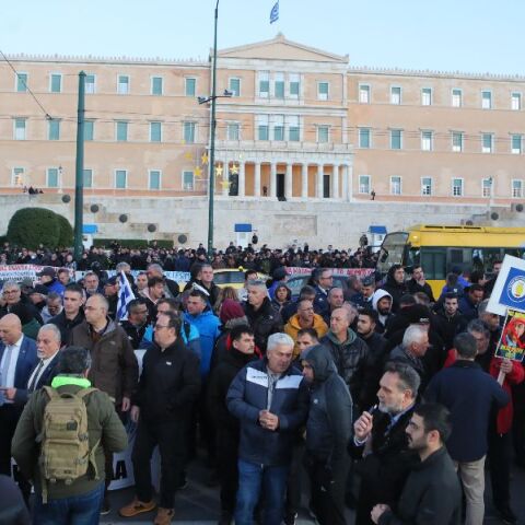 Μεγάλη συγκέντρωση στρατιωτικών έξω από τη Βουλή - 