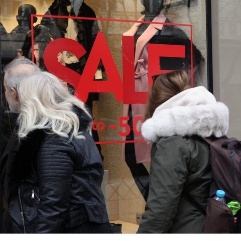 Άτομα μπροστά από βιτρίνα καταστήματος